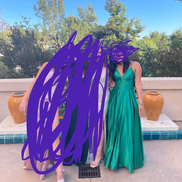 Emerald green prom/formal dress 💚 - Picture 3 of 9